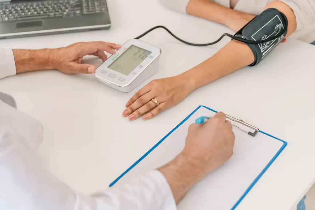 Médico explicando resultados de una medición de presión arterial – tratamiento de la presión arterial