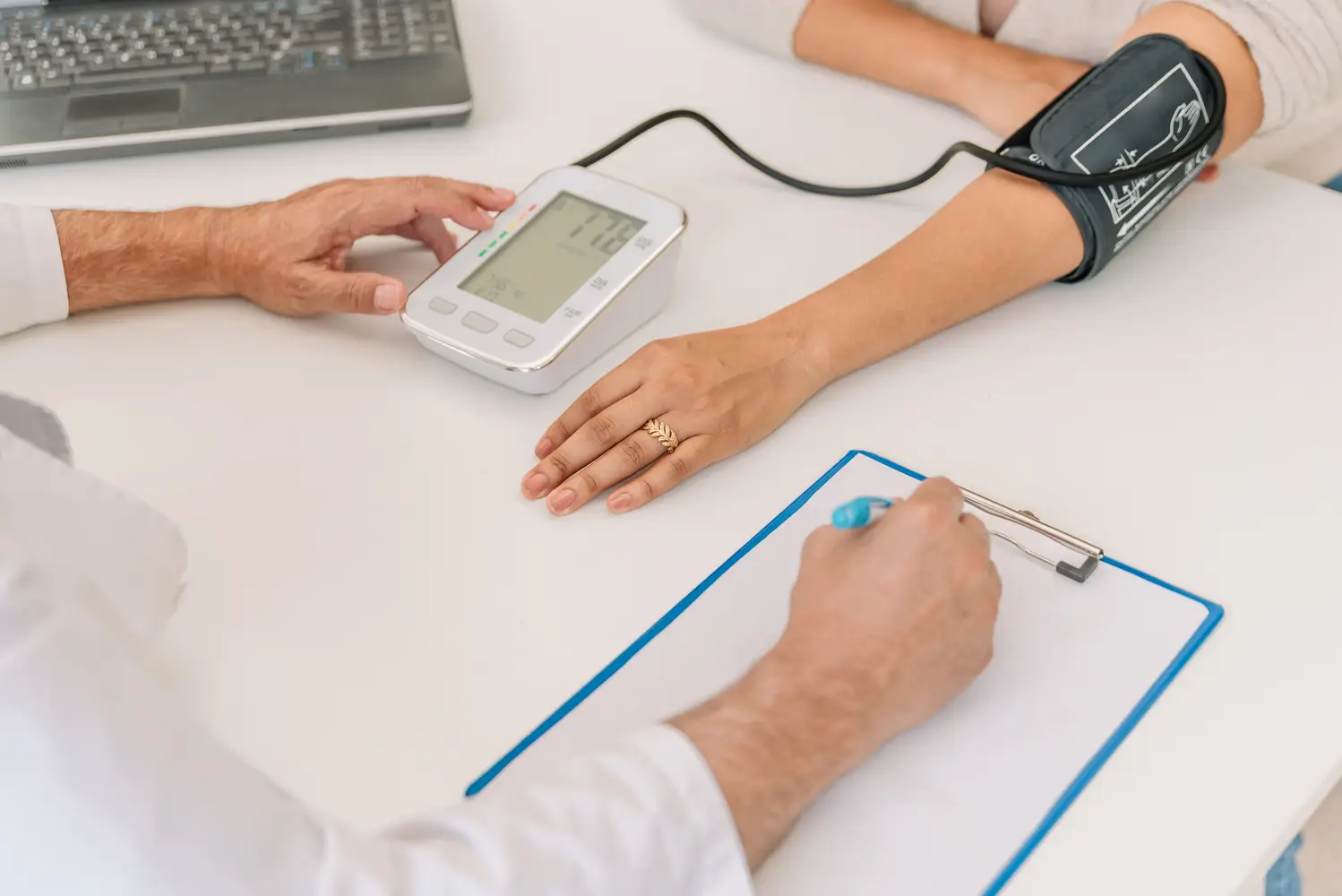 Síntomas de presión alta y cuándo visitar a un especialista: señales que no debes ignorar para cuidar tu corazón 3 síntomas de presión alta Médico explicando resultados de una medición de presión arterial – tratamiento de la presión arterial