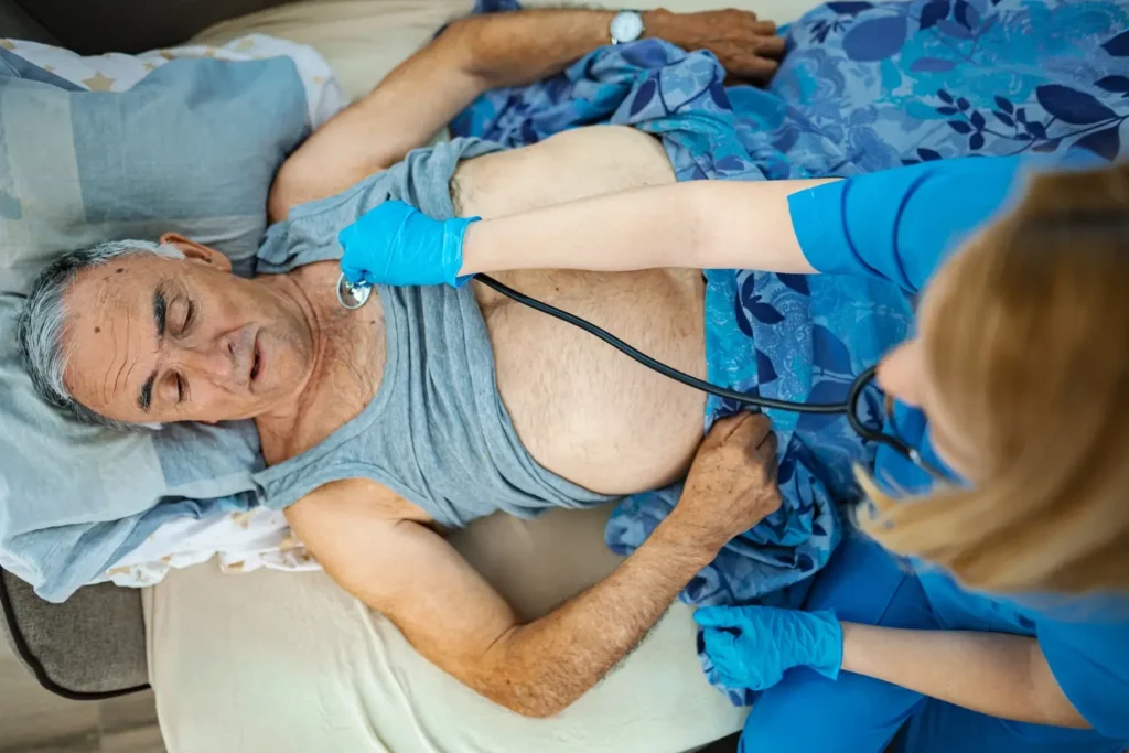 Síntomas de presión alta y cuándo visitar a un especialista: señales que no debes ignorar para cuidar tu corazón 2 síntomas de presión alta Paciente en sala de emergencia con infarto agudo de miocardio