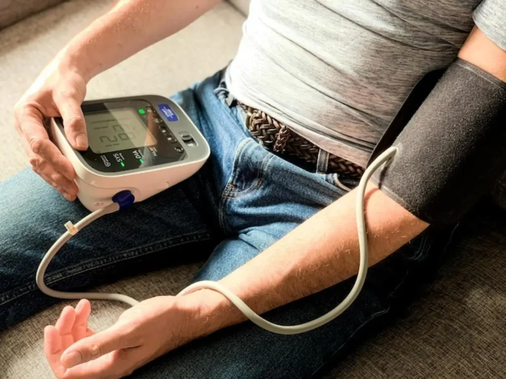 Colocación de un Holter de presión por un cardiólogo en consultorio - clinica de insuficiencia cardiaca